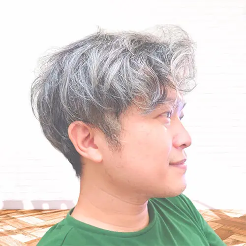 維真電繪筆記首席講師：秩維（Weichang）老師個人頭像側照。專精半寫實厚塗與商業美術邏輯教學。